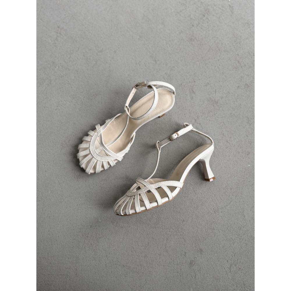 Жіночі босоніжки шкіряні світло-бежеві з розширеним мисом і підбором 6 см