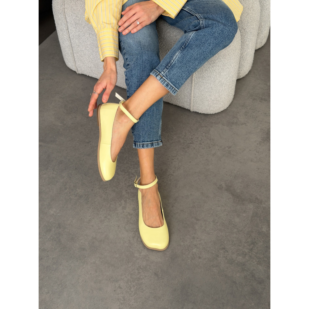 Жіночі туфлі Vek зі шкіри жовтого кольору з анатомічним носиком