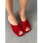 Стримані шльопанці із м’якими лініями та акцентним вирізом червоні замшеві