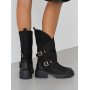Жіночі замшеві туфлі коричневого кольору з застібкою на ніжці