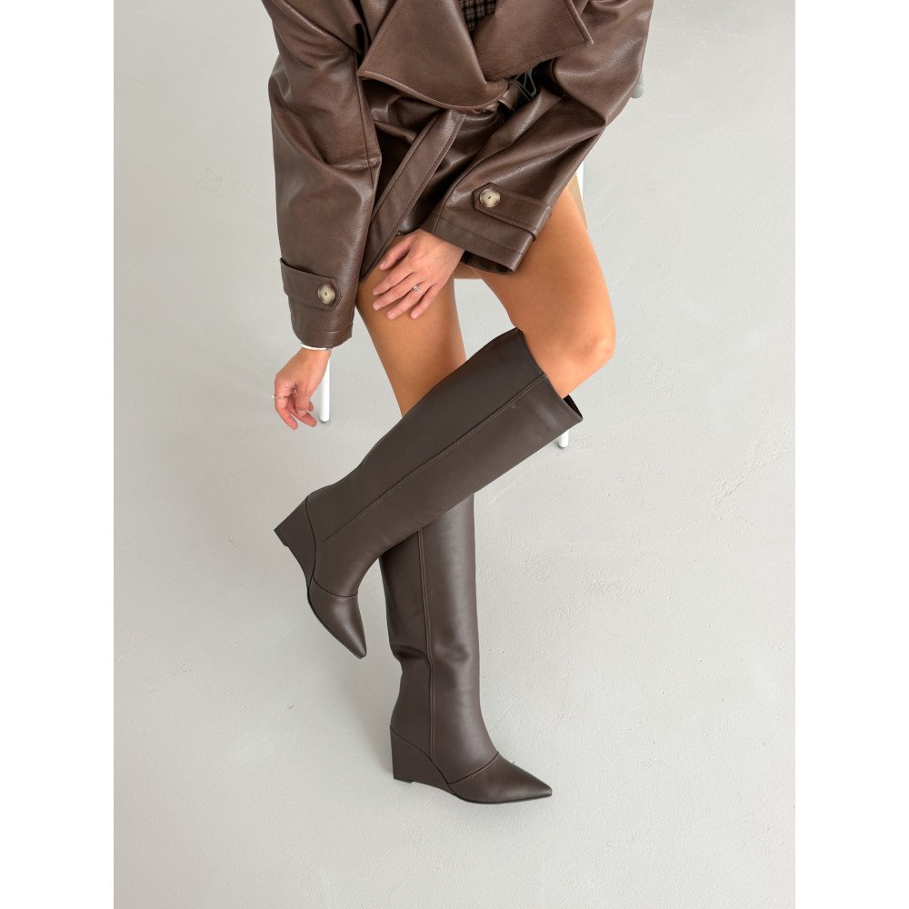 Чоботи на танкетці з загостреним мисом шкіряні коричневі