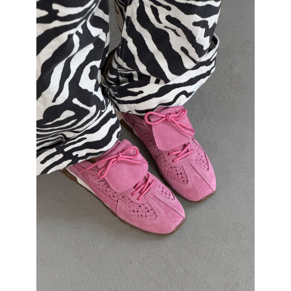 Жіночі замшеві кеди Olli Shoes рожевого кольору з перфорованим квітковим візерунком