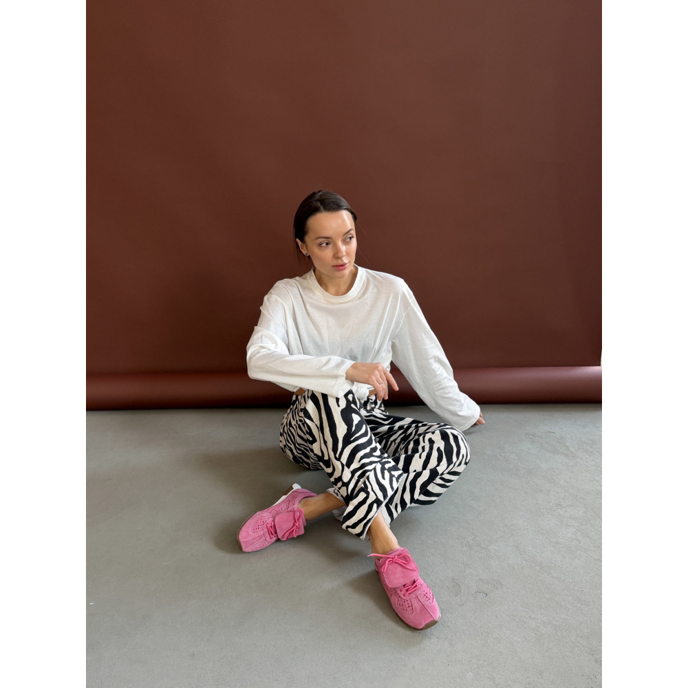 Жіночі замшеві кеди Olli Shoes рожевого кольору з перфорованим квітковим візерунком