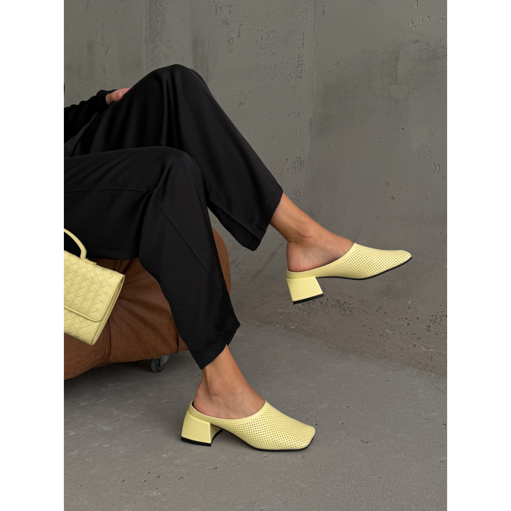 Сабо на підборі тм NikArt зі шкіри з наскрізною перфорацією жовтого кольору