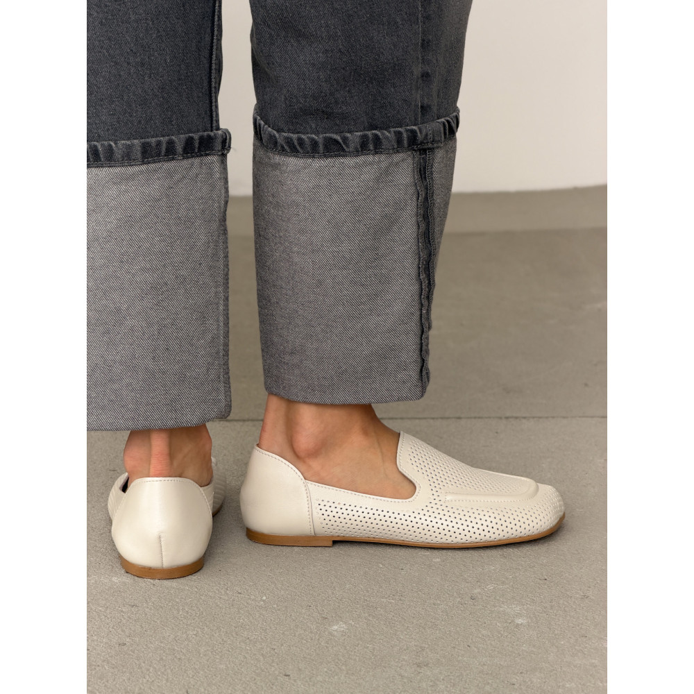 Жіночі лофери barefoot з перфорацією шкіряні світло-бежеві комфортні та стильні