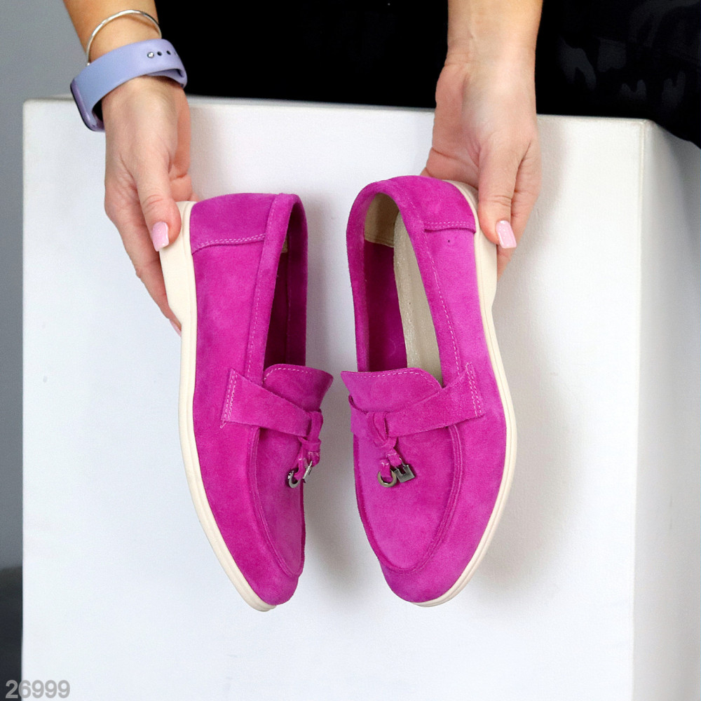 Яркие замшевые малиновые туфли лоферы на бежевой подошве