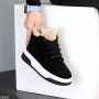 Зимние черные замшевые спортивные ботинки на белой утолщенной подошве