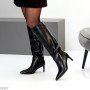 Элегантные черные высокие сапоги на шпильке