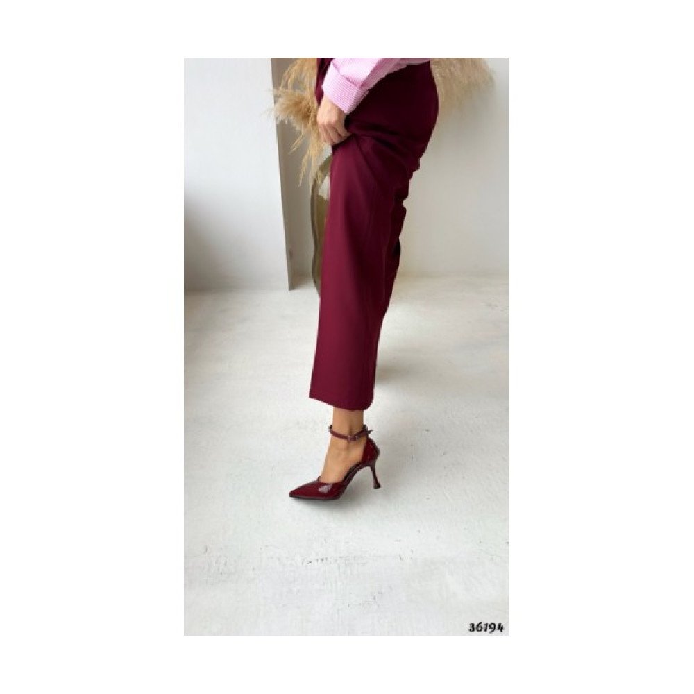 Туфлі жіночі бордові з еко лаку на тонкому каблуці з ремінцем